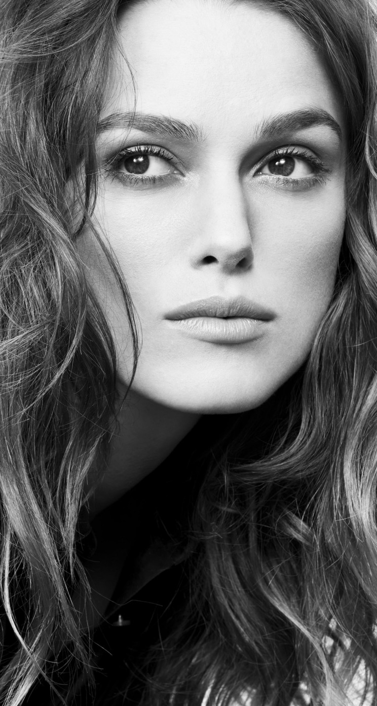 Keira Knightley in Black & White Wallpaper for Apple iPhone 5 / 5s