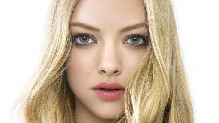 Amanda Seyfried Portrait Wallpaper