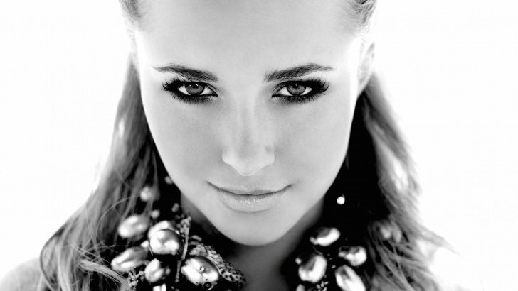 Hayden Panettiere In Black & White Wallpaper