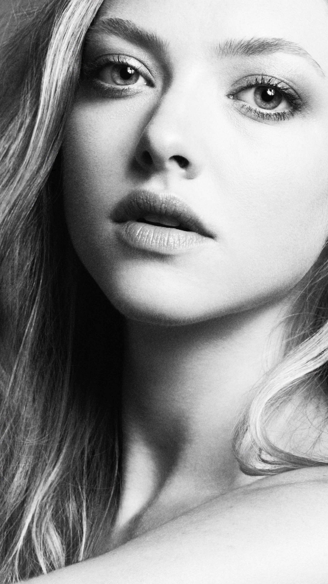 Amanda Seyfried Black & White Portrait Wallpaper for HTC One