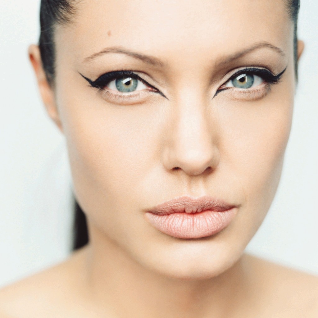 Angelina Jolie Wallpaper for Apple iPad 2