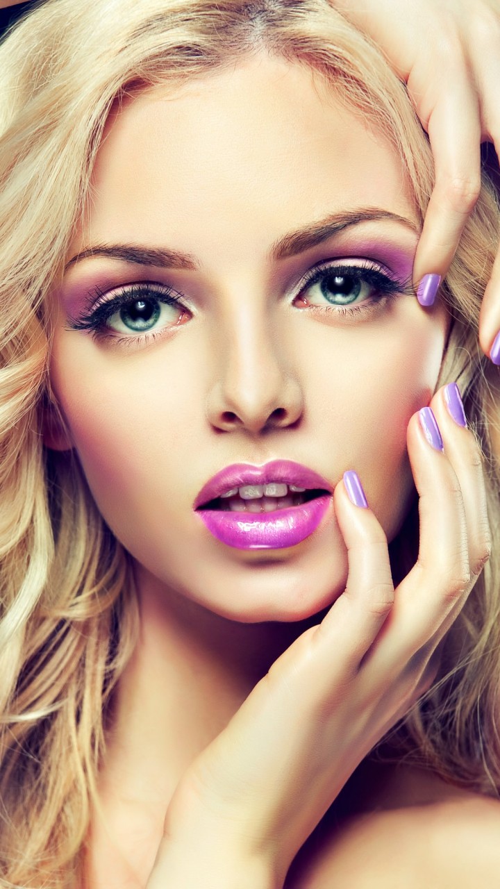 Beautiful Blonde Girl With Lilac Makeup Wallpaper for SAMSUNG Galaxy Note 2