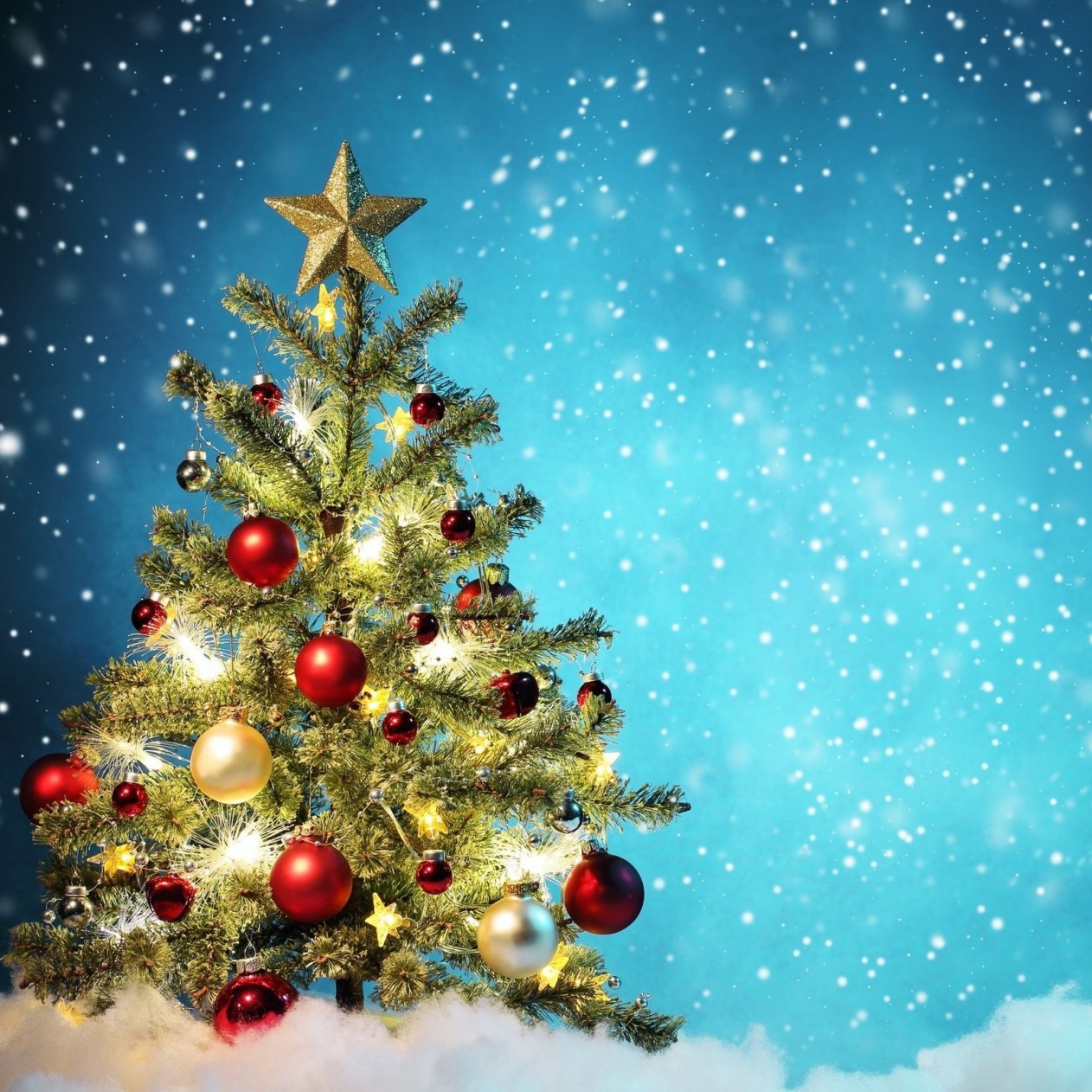 Beautiful Christmas Tree Wallpaper for Apple iPad mini