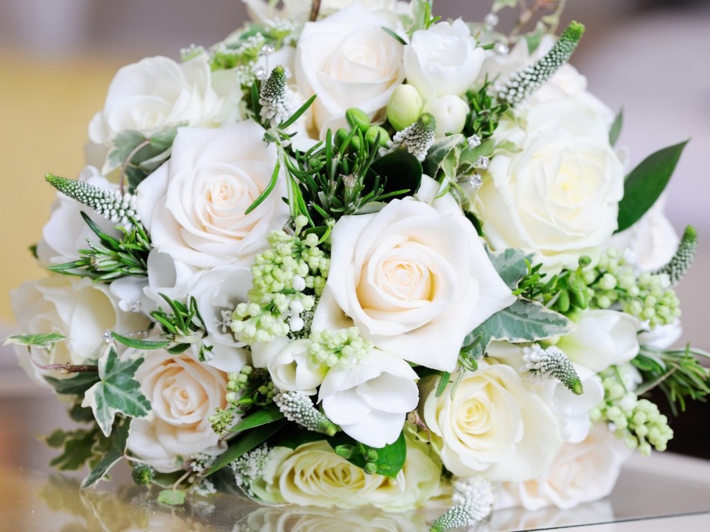 Beautiful White Roses Bouquet Wallpaper for Desktop 1024x768