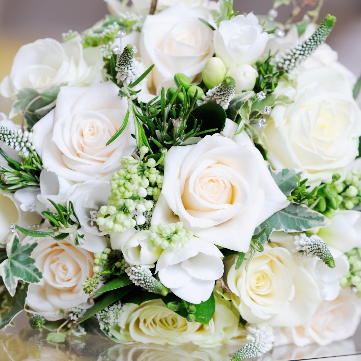 Beautiful White Roses Bouquet Wallpaper for Apple iPad mini