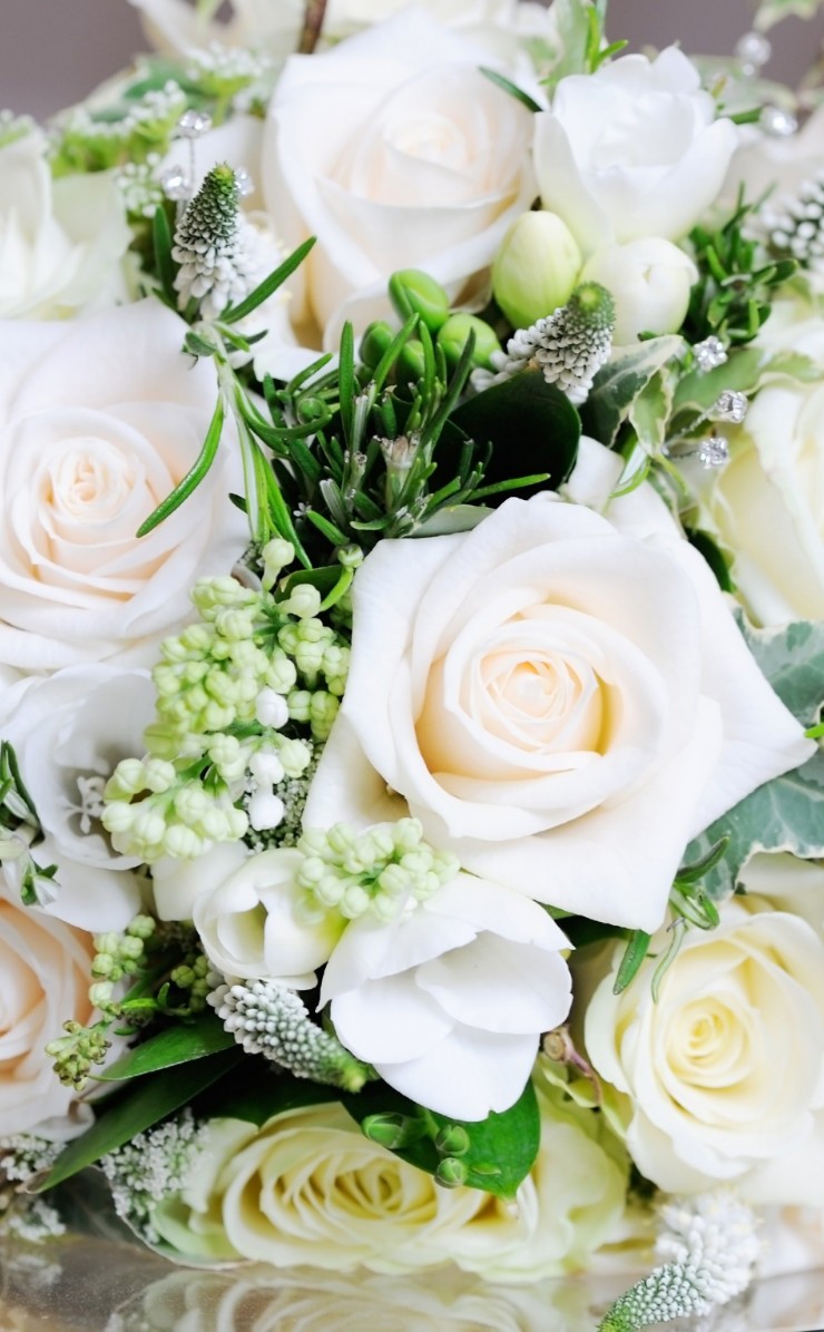 Beautiful White Roses Bouquet Wallpaper for Apple iPhone 4 / 4s