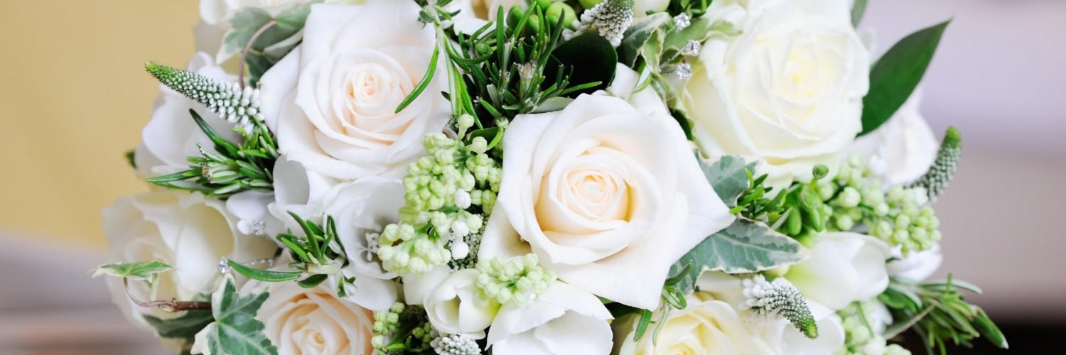 Beautiful White Roses Bouquet Wallpaper for Social Media Twitter Header