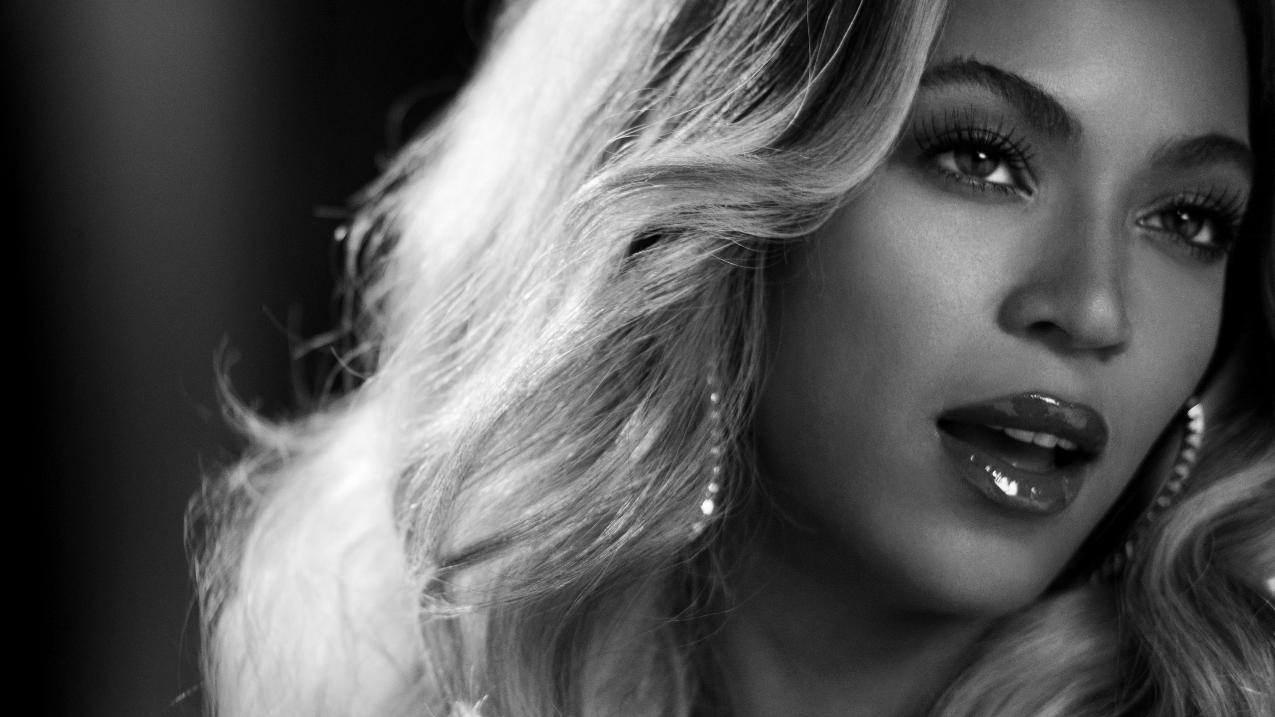 Beyonce in Black & White Wallpaper for Desktop 2560x1440