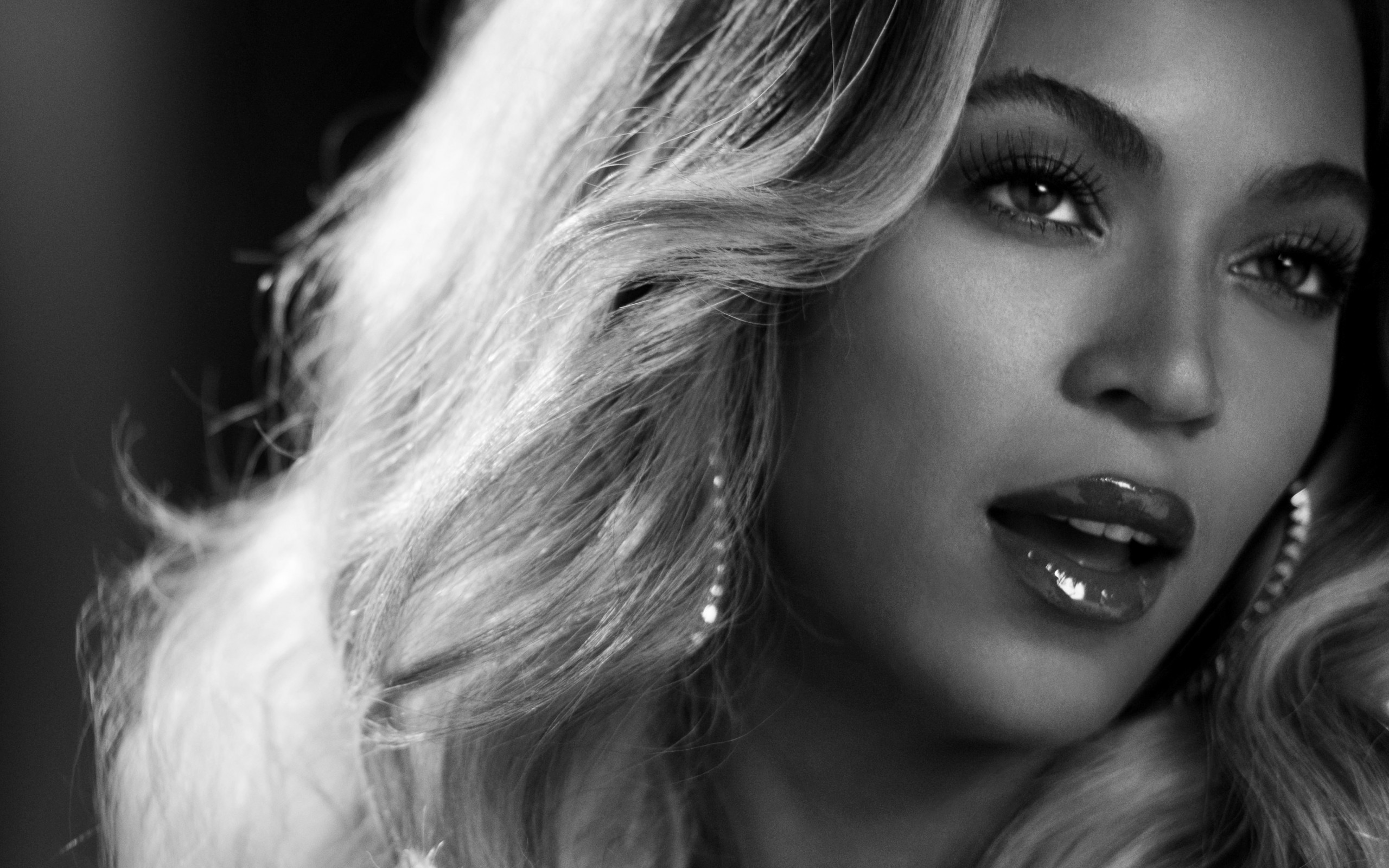 Beyonce in Black & White Wallpaper for Desktop 2560x1600