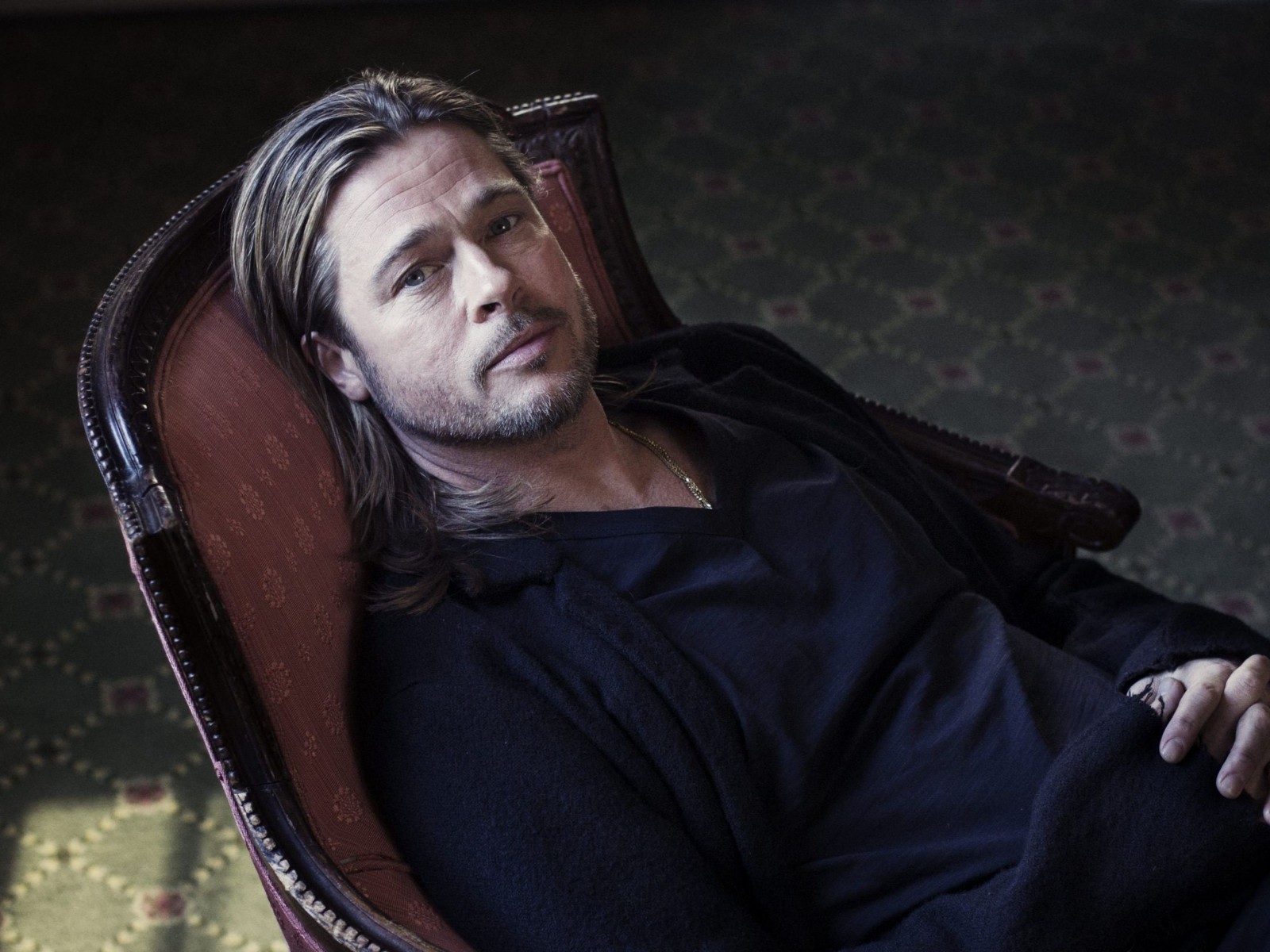 Brad Pitt Sitting On Chair Wallpaper for Desktop 1600x1200