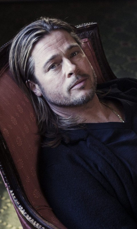 Brad Pitt Sitting On Chair Wallpaper for SAMSUNG Galaxy S3 Mini
