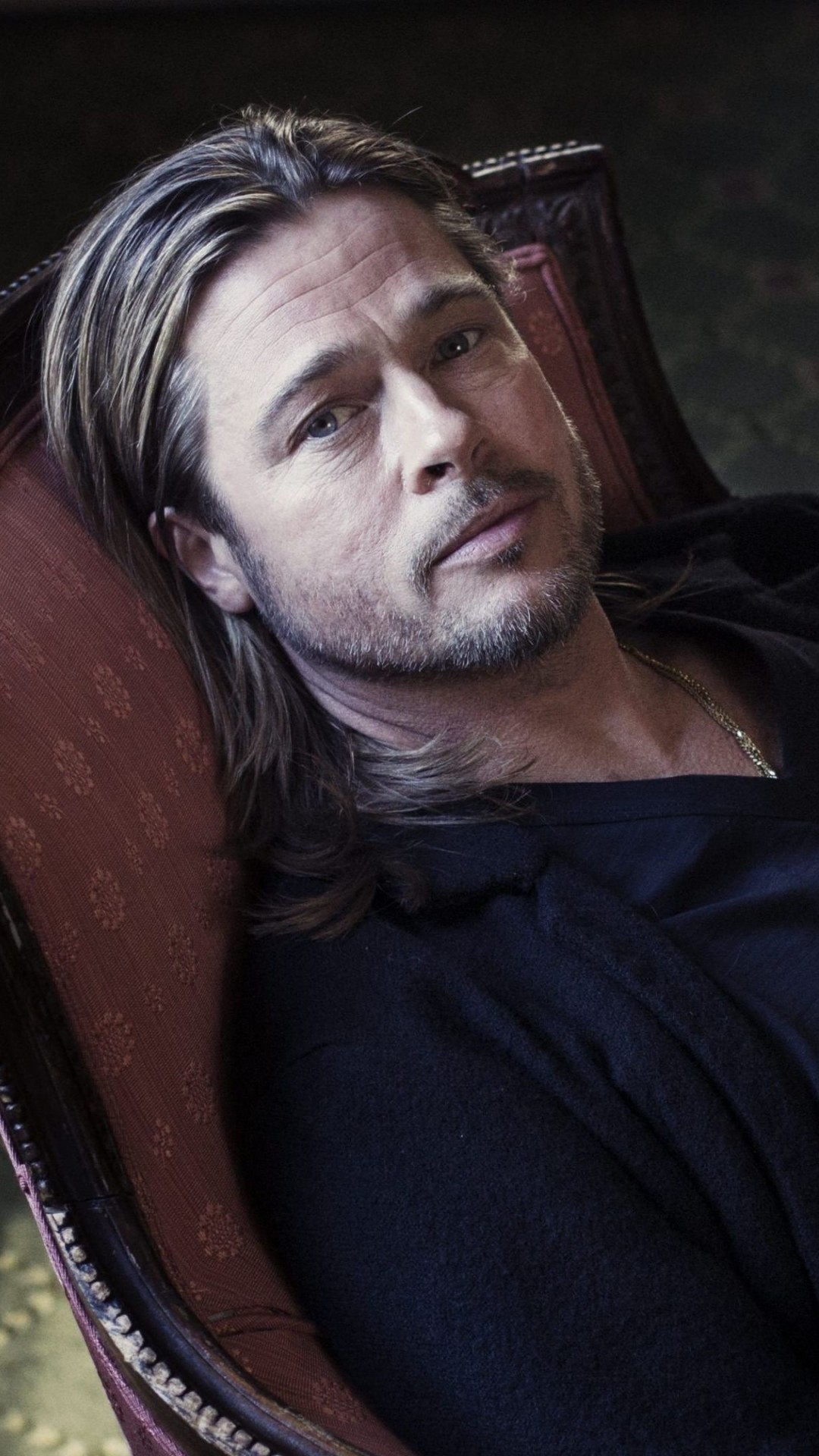 Brad Pitt Sitting On Chair Wallpaper for SAMSUNG Galaxy S4