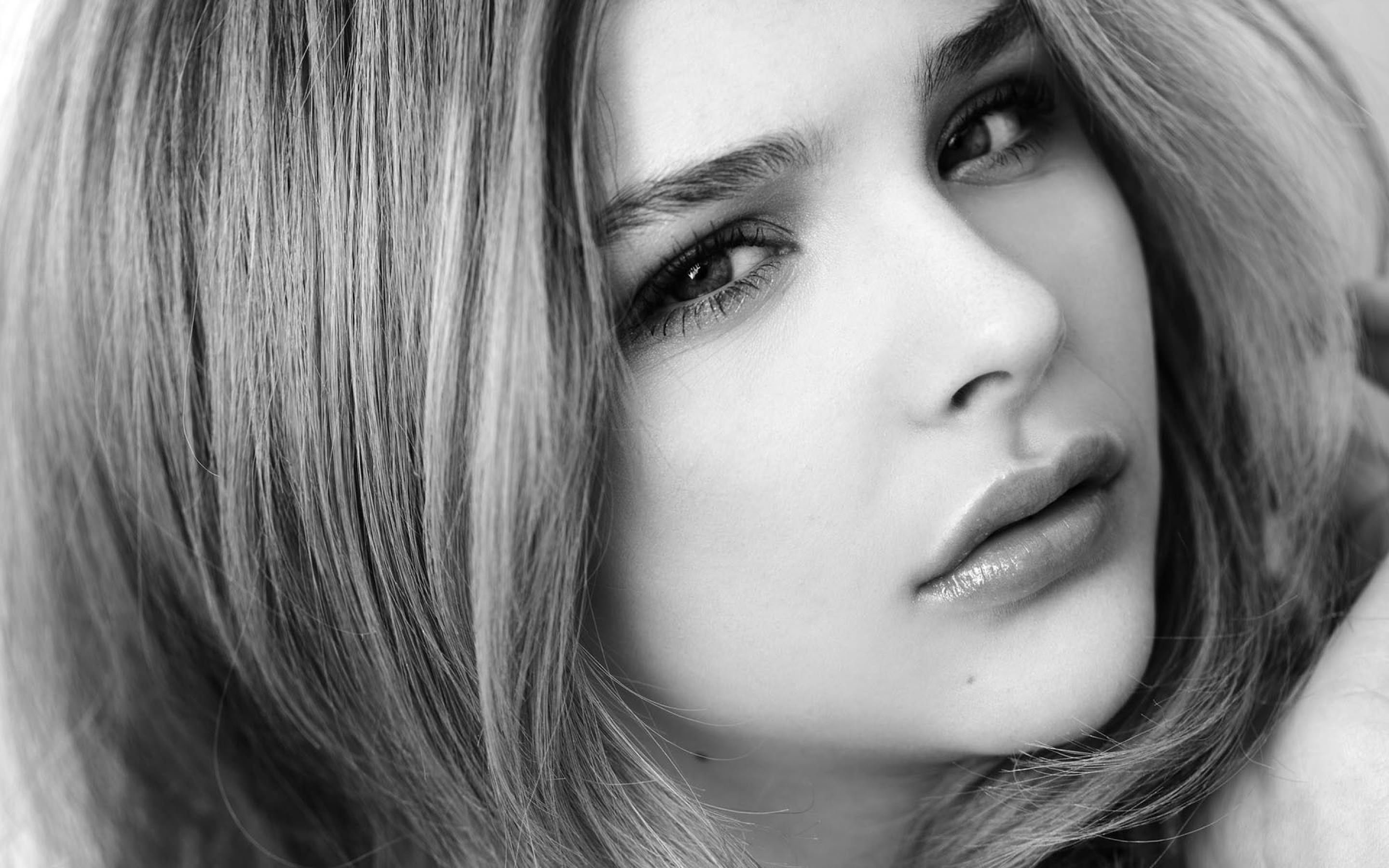 Chloe Grace Moretz Portrait Wallpaper for Desktop 2880x1800