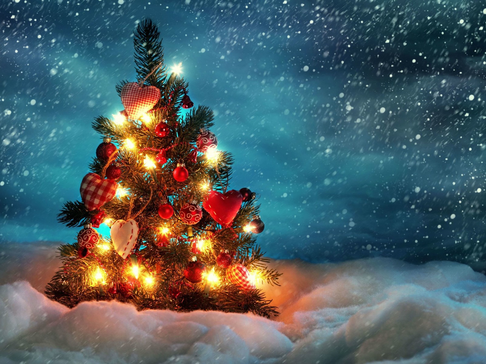 Christmas Tree Wallpaper for Desktop 1600x1200
