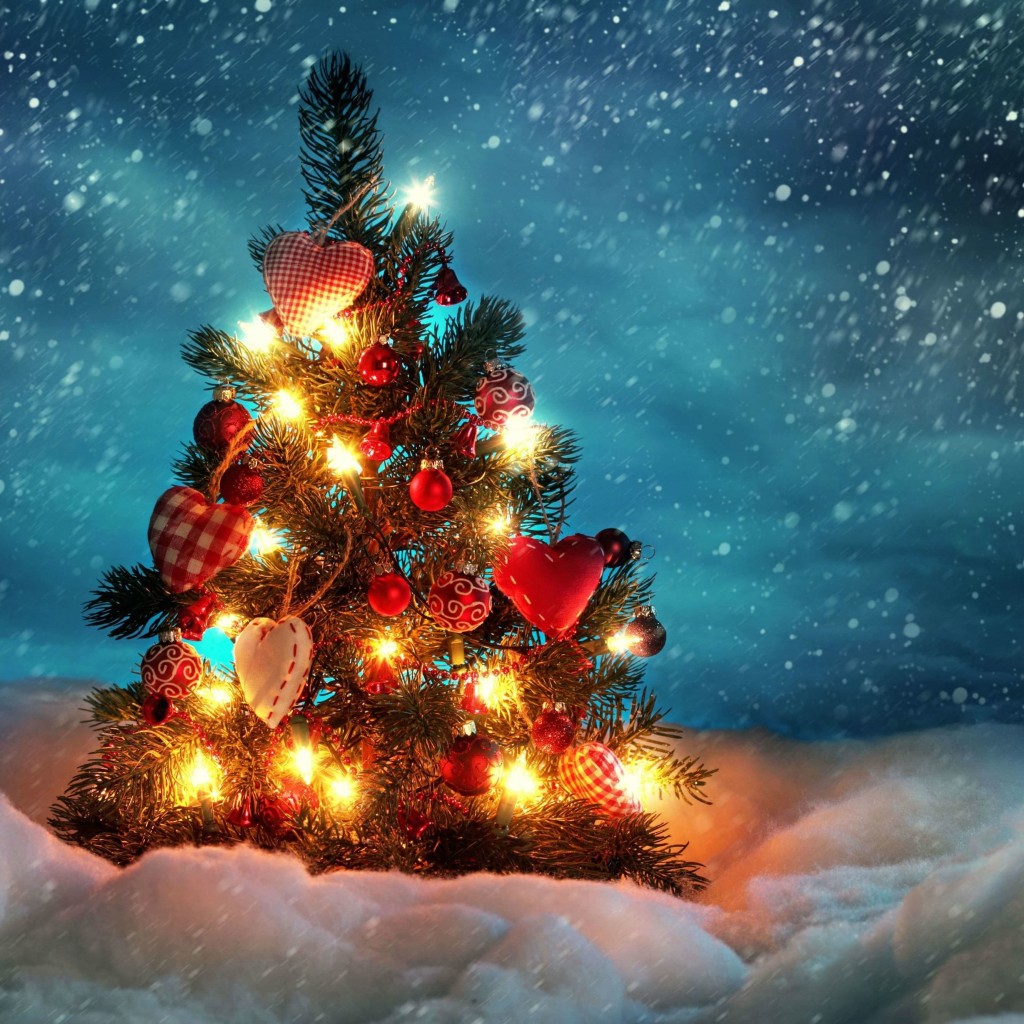 Christmas Tree Wallpaper for Apple iPad 2