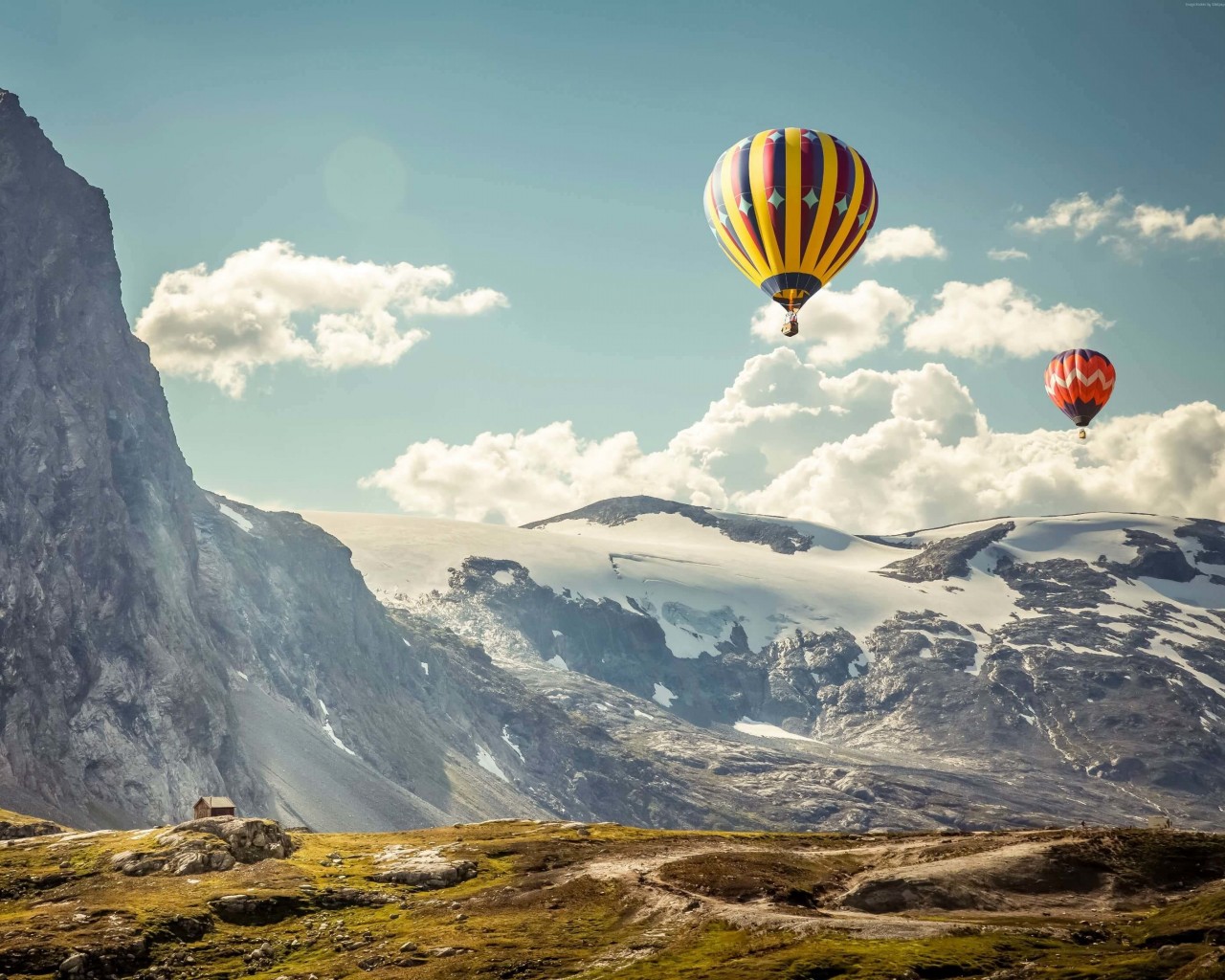 Hot Air Balloon Over the Mountain Wallpaper for Desktop 1280x1024