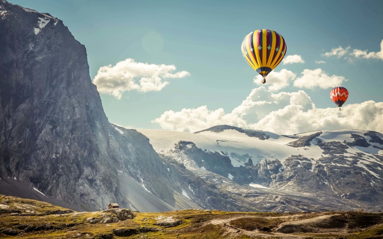 Hot Air Balloon Over the Mountain Wallpaper for Desktop 1280x800