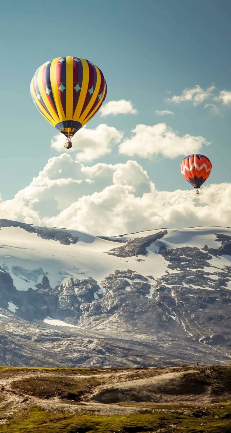 Hot Air Balloon Over the Mountain Wallpaper for Apple iPhone 5 / 5s
