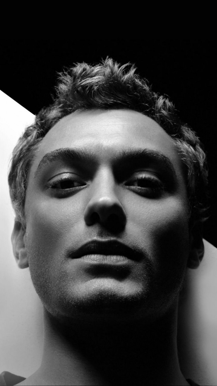 Jude Law Black & White Portrait Wallpaper for Motorola Droid Razr HD