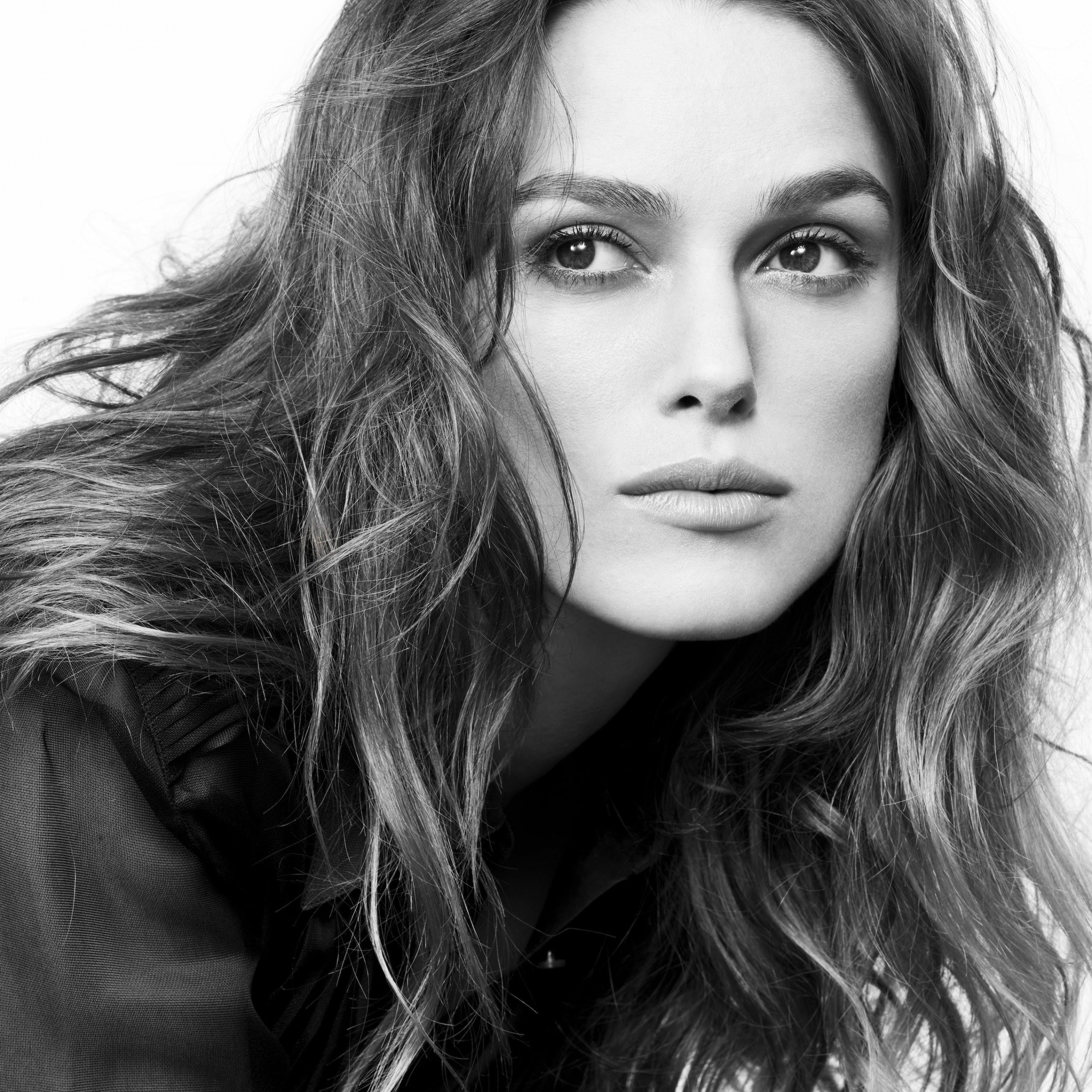 Keira Knightley in Black & White Wallpaper for Apple iPad Air