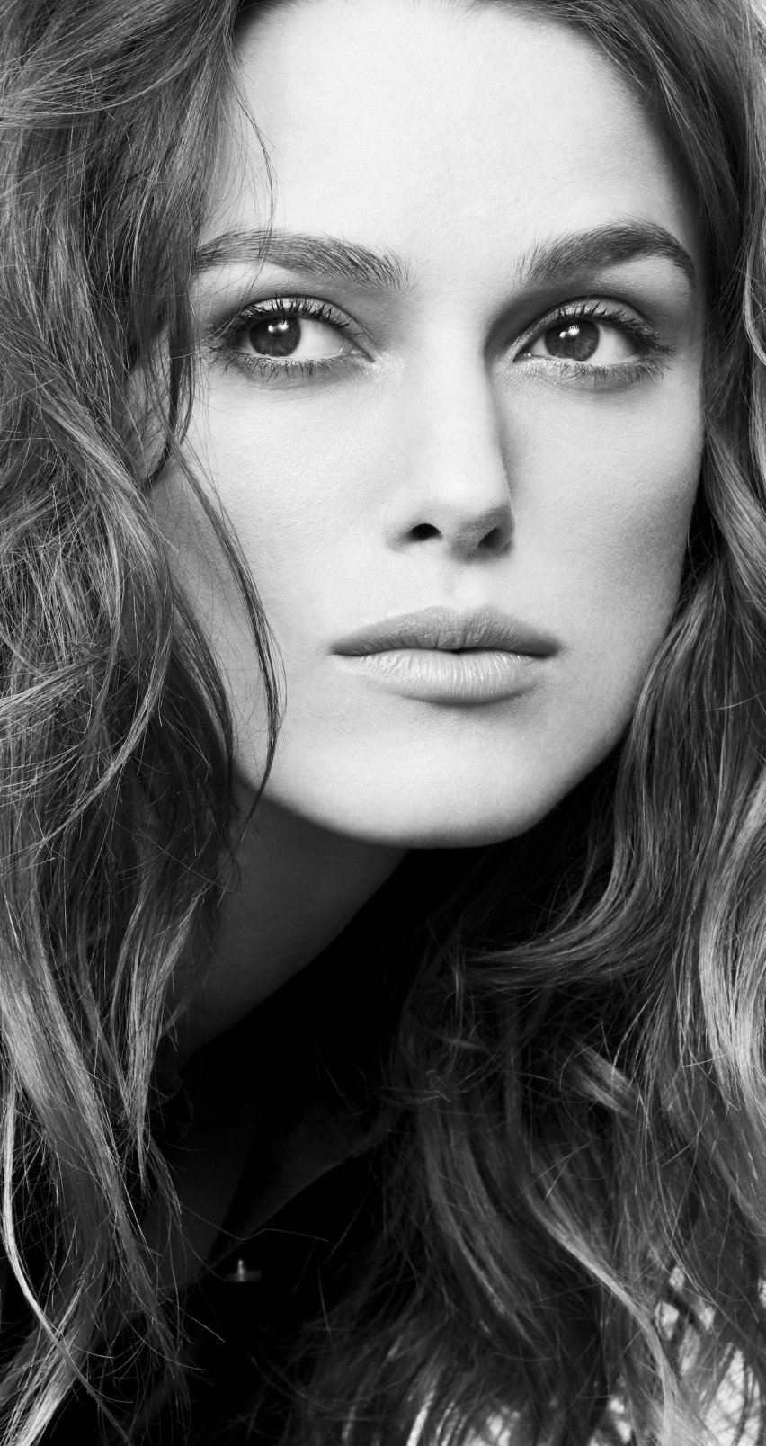 Keira Knightley in Black & White Wallpaper for Apple iPhone 6 / 6s