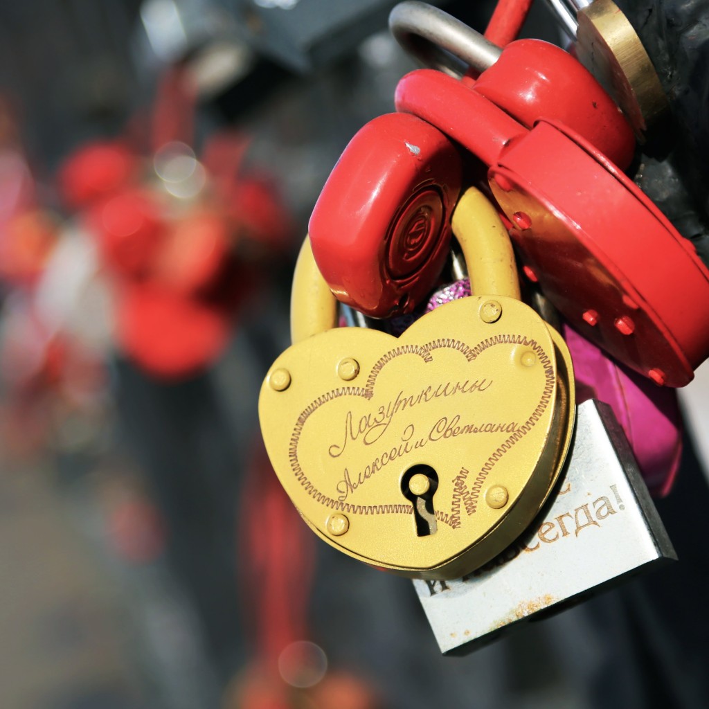 Love Lock Wallpaper for Apple iPad 2