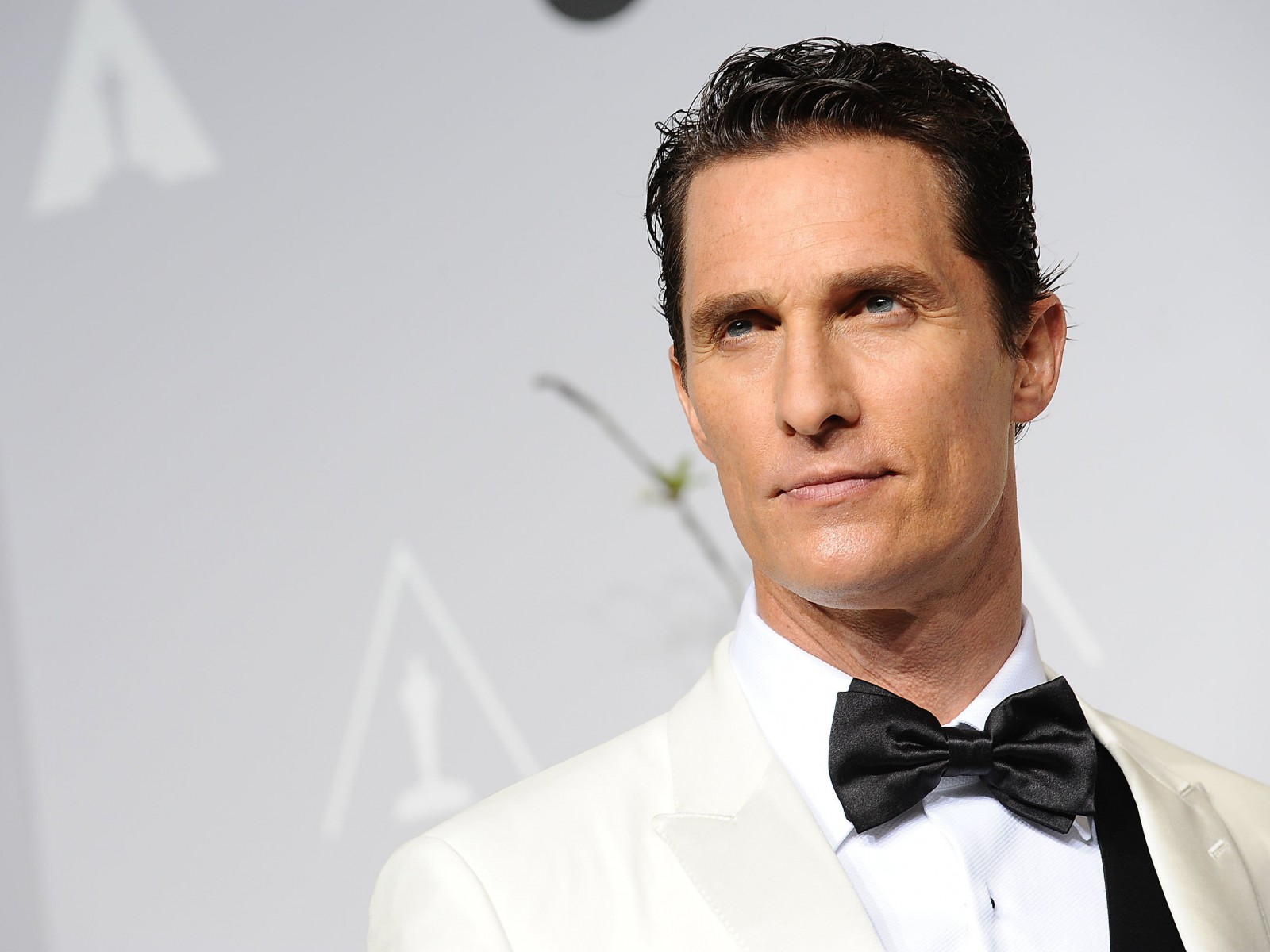 Matthew Mcconaughey in White Tuxedo Wallpaper for Desktop 1600x1200