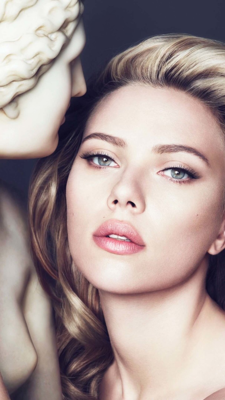 Scarlett Johansson in Dolce & Gabbana Advert Wallpaper for Motorola Droid Razr HD