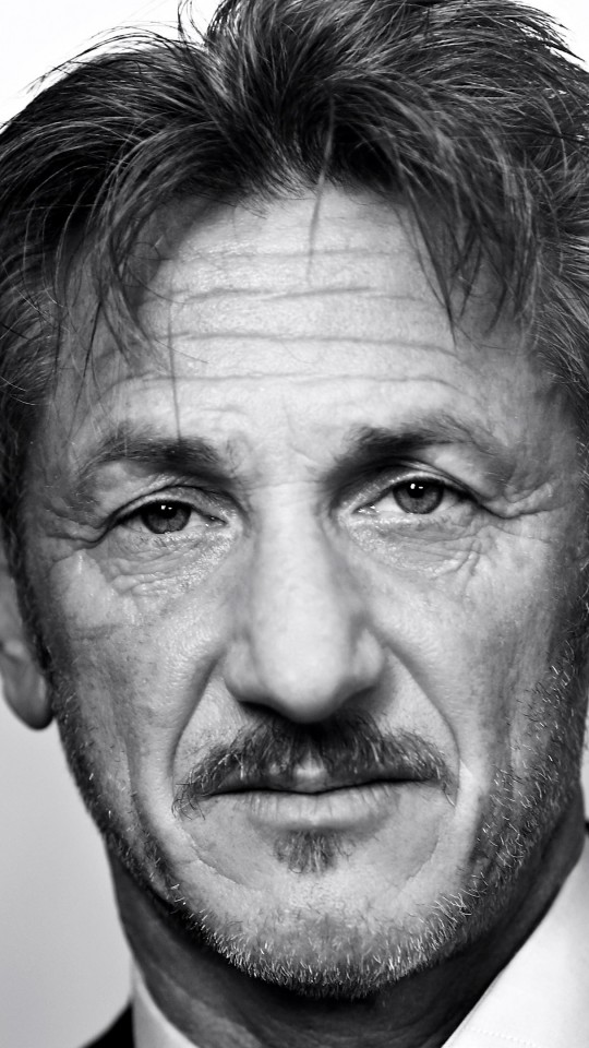 Sean Penn Portrait in Black & White Wallpaper for Motorola Moto E