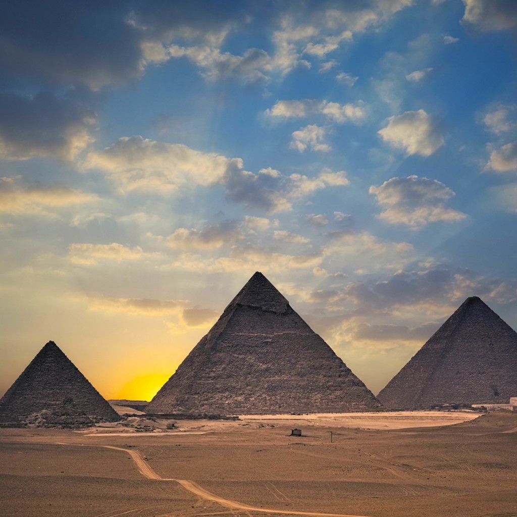 The Great Pyramids of Giza Wallpaper for Apple iPad