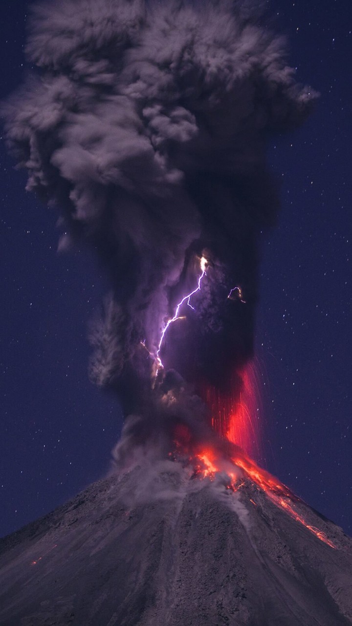 Volcanic Lightning Wallpaper for Motorola Droid Razr HD