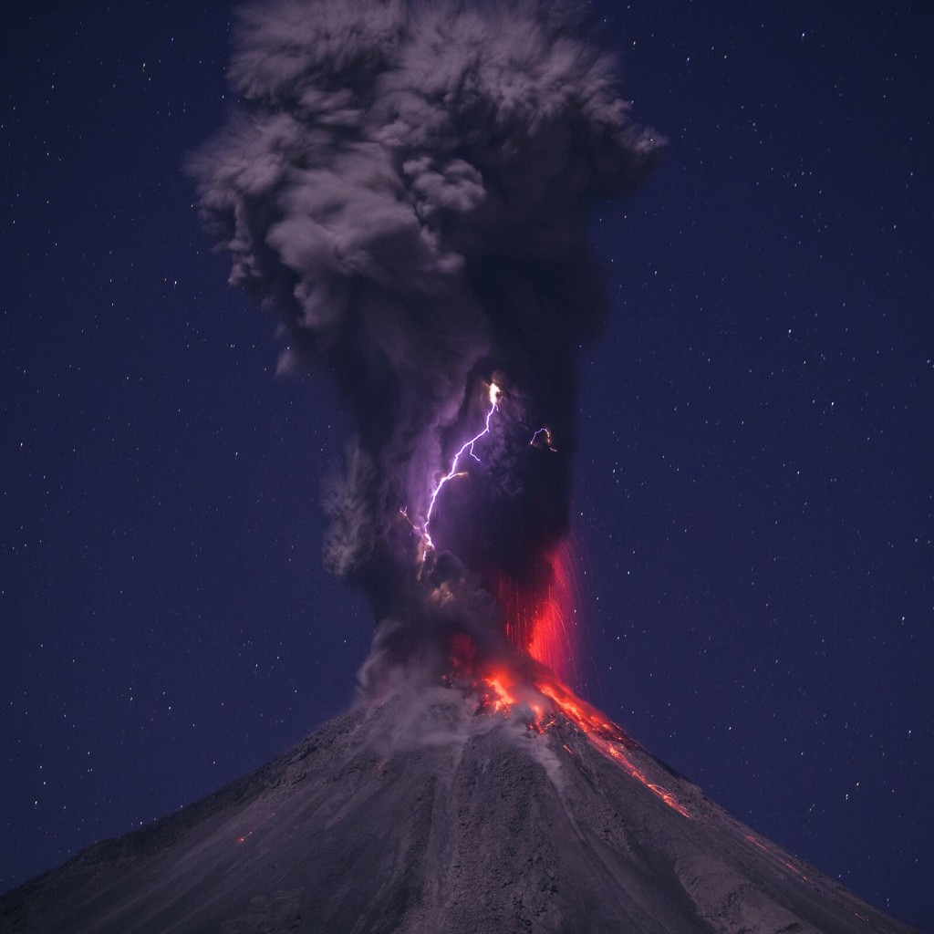 Volcanic Lightning Wallpaper for Apple iPad 2