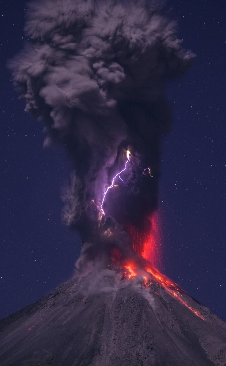Volcanic Lightning Wallpaper for Apple iPhone 4 / 4s