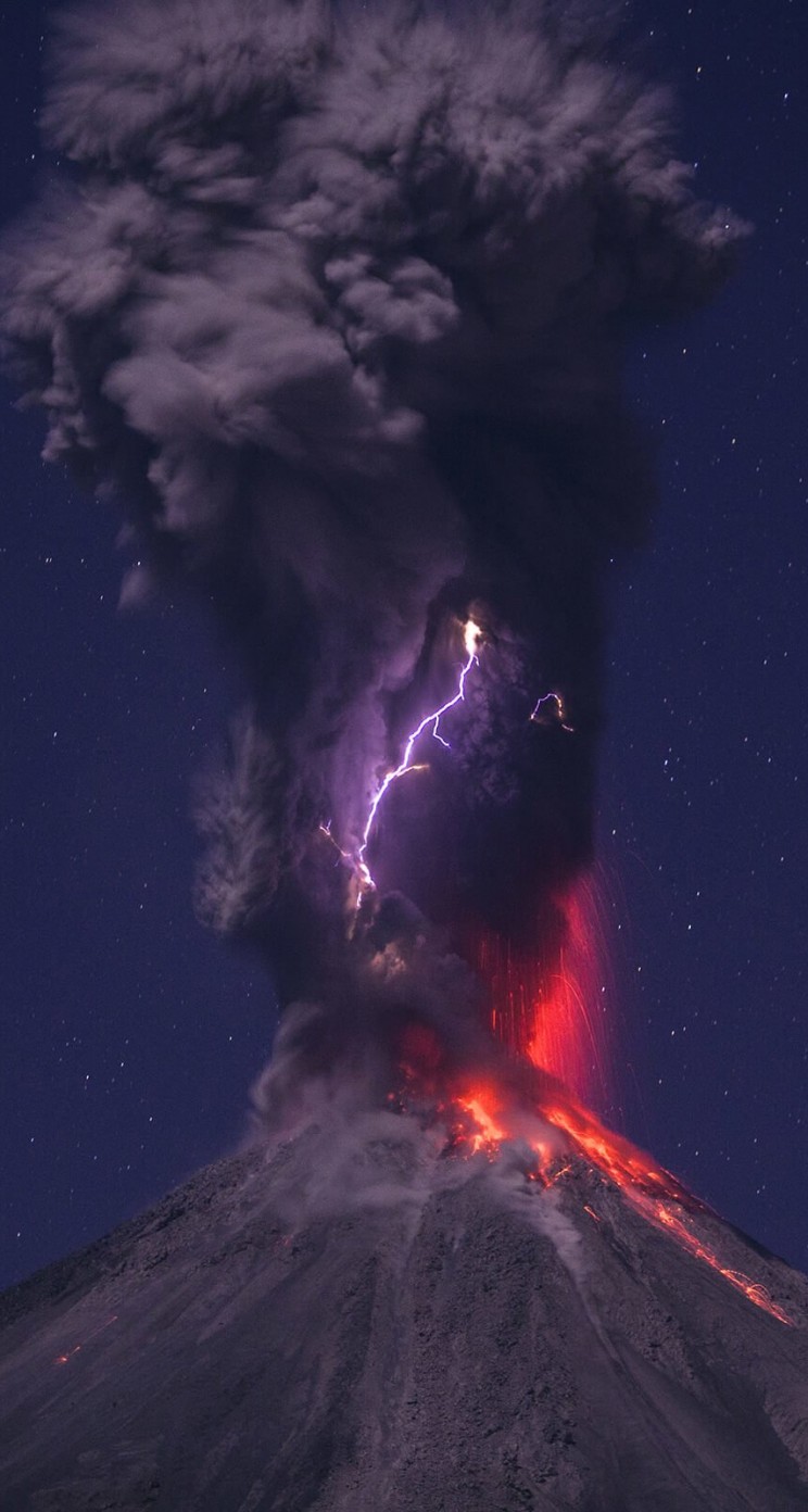 Volcanic Lightning Wallpaper for Apple iPhone 5 / 5s