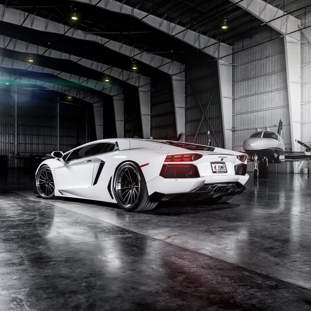 White Lamborghini Aventador Wallpaper for Apple iPad 2